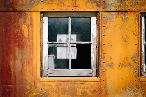 grau, braun, Metallwand, hölzern, Fensterrahmen, Nahaufnahme Fotografie, Holzrahmen, Glas, Fenster, Tür, tagsüber, alt, schmutzig, die Architektur, verlassen, heruntergewirtschaftet, verwittert, Gebäude, Gebäudehülle, gebaute Struktur, Glas - Material, Haus, keine Leute, Tag, beschädigt, draußen, Wohngegend, Reflexion, gebrochen, transparent, obsolet, 5K, CC0, gemeinfrei, lizenzfrei