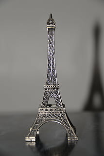 Eiffelturm, Modell-, Miniatur, Schatten, Metall, Turm, keine Leute, die Architektur, gebaute Struktur, Nahansicht, selektiver Fokus, drinnen, Reiseziele, Tag, Wasser, Kunst und Handwerk, Muster, Geschichte, Natur, silberfarben, Reflexion, Luxus, 5K, CC0, gemeinfrei, lizenzfrei