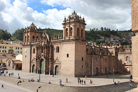 fotografie, hnědý, budova, s výhledem, zelená, hora, během dne, cusco, peruánská architektura, Peru, peruánský, architektura, kostel, cestovat, cuzco, posvátný, město, náměstí, mrak - nebe, destinace, nebe, velká skupina lidí, cestovní ruch, stavba, exteriér budovy, dav, skupina lidí, skutečných lidí, náboženství, místo uctívání, Dějiny, muži, minulost, den, Příroda, víra, venku, 5K, CC0, veřejná doména, bez autorských práv