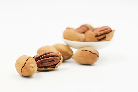 pecannoten, moer, walnoten, voedsel, bruin, tussendoortje, detailopname, zaad, moer - eten, hoop, eten en drinken, studio opname, witte achtergrond, binnenshuis, versheid, geen mensen, uitknippen, gezond eten, welzijn, ingrediënt, amandel, groep objecten, stilleven, stack, verleiding, kleine groep objecten, 5K, CC0, publiek domein, royaltyvrij