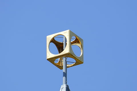 flèche, cube, or, géométrie, ciel, bleu, ciel clair, espace de copie, faible angle de vue, personne, ensoleillé, journée, objet unique, la nature, en plein air, fond bleu, fond coloré, la communication, lumière du soleil, signe, métal, matériel d'éclairage, route, forme, 5K, CC0, domaine public, libre de droits