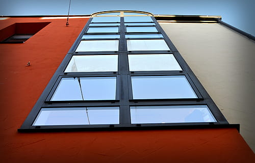 finestra, frontal, façana, finestra de vidre, edifici, arquitectura, façana de la casa, en viu, maçoneria, residència, exterior de l'edifici, estructura construïda, vidre - material, blau, vista d’angle baix, cel, cap gent, ciutat, reflexió, funció de construcció de parets, naturalesa, modern, barri residencial, dia, a l'aire lliure, escàs, marc de finestra, exterior d’edifici d’oficines, vidre, gratacels, aliatge, claraboia, 5K, CC0, domini públic, lliure de regalies