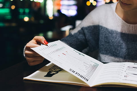wählen, Speisekarte, Bar, Nahansicht, Hände, Restaurant, Menschen, eine Person, Erwachsene, lesen, Männer, halten, dokumentieren, Lebensstile, Sitzung, Buch, Nur ein Mann, nur für Erwachsene, Nur Männer, Tabelle, Veröffentlichung, Papier-, Freizeitbeschäftigung, menschliche Hand, echte Menschen, Aktivität, Hand, Fokus auf den Vordergrund, drinnen, menschliches Körperteil, Finger, studieren, 5K, CC0, gemeinfrei, lizenzfrei