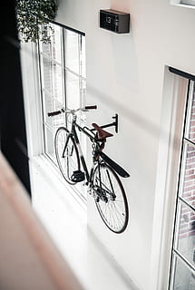 sort, mountain bike, monteret, væg, hvid, stiv, cykel, malet, dør, hængende, hænge, ur, vinduer, transportmidler, transportform, land køretøj, arkitektur, indendørs, vindue, bygget struktur, dag, murbygningsfunktion, ingen mennesker, stationær, bygning, rækværk, fravær, hvid farve, hælder, hjul, 5K, CC0, offentligt domæne, royaltyfrie