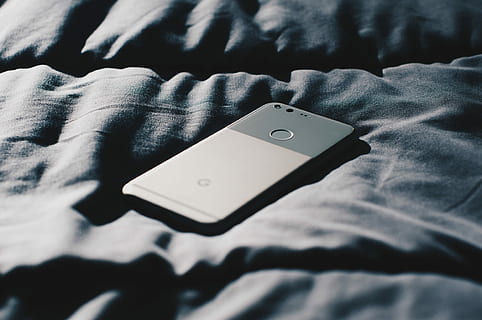 smartphone argentato, nero, google pixel smartphone, superiore, grigio, tessile, Telefono, elettronico, pixel, dispositivo, tecnologia, Tech, Google, letto, attrezzatura, comunicazione, mano, pulsante, chiave, connessione, in casa, avvicinamento, mano umana, messa a fuoco selettiva, cultura artistica e intrattenimento, mobilia, natura morta, vista dall'alto, tecnologia wireless, colore nero, rilassamento, Sezione centrale, jeans, 4K, CC0, dominio pubblico, privo di copyright