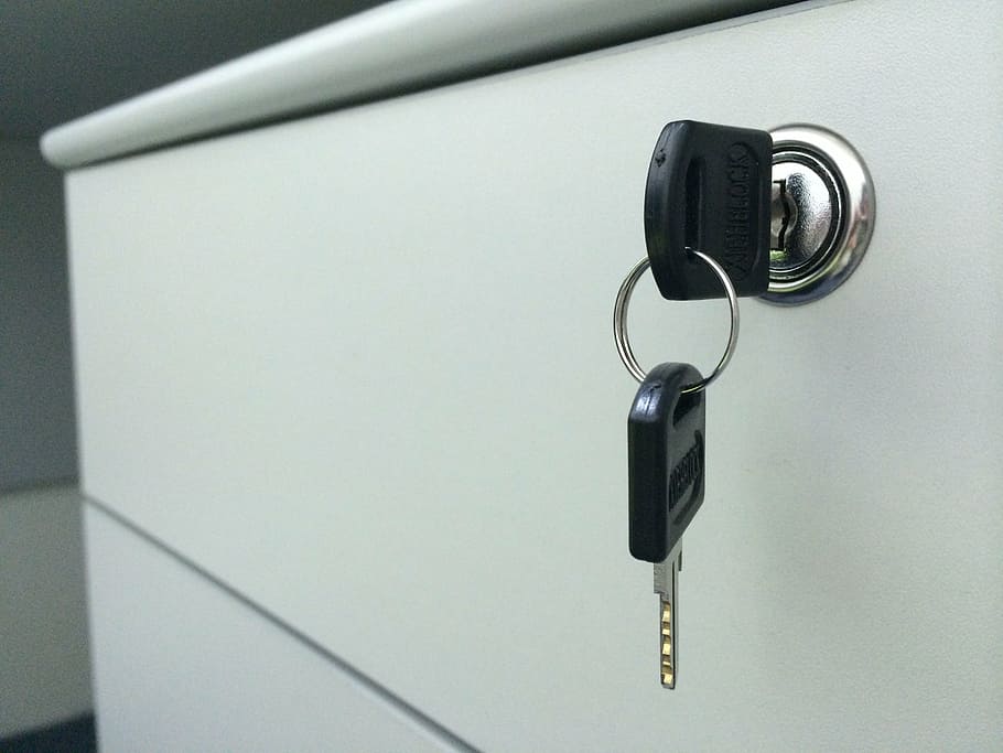 serratura, chiave, ufficio, sicurezza, protezione, in casa, nessuno, metallo, avvicinamento, colore nero, portachiavi, buco della serratura, tecnologia, Entrata, maniglia, architettura, porta, interno di casa, sistema di sicurezza, Colore bianco, color argento, lusso, 2K
