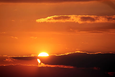 Mond, bedeckt, Wolken, Sonnenuntergang, Sonne, dunkle Wolken, abendstimmung, Abendhimmel, untergehende Sonne, Nachglühen, Himmel, wolke - himmel, Silhouette, Natur, Sonnenlicht, Schönheit in der Natur, Berg, Szenen - Natur, Dramatischer Himmel, orange Farbe, draußen, keine Leute, goldfarben, idyllisch, Insel, Licht - natürliches Phänomen, Hintergründe, Scheu, hell, 5K, CC0, gemeinfrei, lizenzfrei