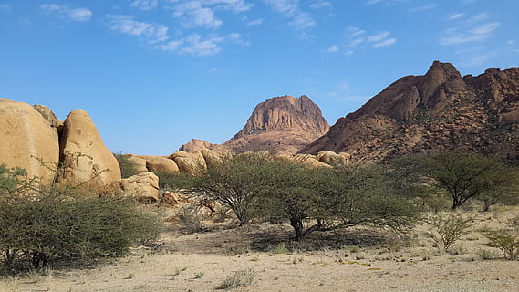spitzkoppe, muntanyes, namibia, desert, namib, sec, Àfrica, àrid, paisatge, rock, escènic, geologia, tranquil, dramàtica, turisme, parc, ecologia, rock - object, formació de roca, sòlid, cel, escenics - natura, medi ambient, planta, clima àrid, bellesa a la natura, naturalesa, destinacions de viatge, escena no urbana, terra, geografia física, clima, escena tranquil·la, cap gent, semiàrid, Serra, formació, erosionat, a l'aire lliure, gres, 2K, CC0, domini públic, lliure de regalies