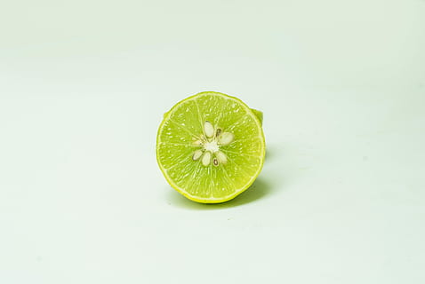 Limone, citrico, mangiare sano, cibo e bevande, cibo, frutta, freschezza, benessere, girato in studio, fetta, copia spazio, in casa, singolo oggetto, colore verde, nessuno, agrumi, avvicinamento, natura morta, sezione trasversale, ritagliare, sfondo bianco, lime, antiossidante, maturo, 4K, CC0, dominio pubblico, privo di copyright