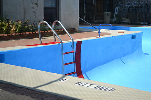 piscina, aigua, piscina buida, profund, peus, blau, edifici d'apartaments, nedar, a l'aire lliure, aigua de la piscina, escala, relaxació, al costat de la piscina, dia, naturalesa, cap gent, text, llum solar, absència, parc infantil, arquitectura, guió occidental, ombra, buit, estructura construïda, comunicació, equip de joc a l'aire lliure, inflable, 2K, CC0, domini públic, lliure de regalies