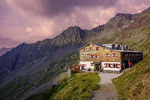 fotografie, maro, casă, stâncă, beton, structura, lângă, stâncă de munte, Munte, nor, cabină, gamă, Elveţia, cer, de munte, innsbruck, magazin, Violet, austrium, nor - cer, construită, arhitectură, scenice - natura, mediu inconjurator, peisaj, natură, frumusețe în natură, exteriorul clădirii, clădire, teren, călătorie, destinații de călătorie, nici o persoana, rural, colibă, varf de munte, în aer liber, un munte acoperit de zăpadă, 4K, CC0, domeniu public, fără drepturi de autor