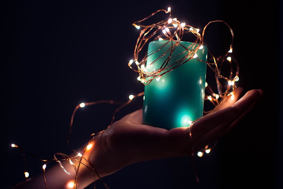 oscuro, noche, luces, cable, mano, palma, verde, iluminado, fondo negro, una persona, foto de estudio, equipo de iluminación, mano humana, cultura de las artes y entretenimiento, adentro, luces de Navidad, parte del cuerpo humano, adulto, brillante, de cerca, decoración, celebracion, emoción, emoción positiva, ligero, la vida nocturna, 5K