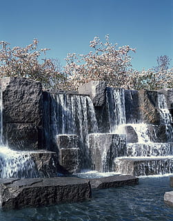 cascata, memoriale, alberi, ciliegia, roccia, panoramico, acqua, Washington, dc, fdr, Presidente, Franklin Roosevelt, Stati Uniti d'America, monumento, natura, fiume, all'aperto, movimento, acqua corrente, blu, bellezza nella natura, giorno, cielo, scenics - natura, cielo sereno, lungomare, nessuno, lunga esposizione, mare, movimento sfocato, roccia - oggetto, fluente, acqua che cade, 1080P, CC0, dominio pubblico, privo di copyright