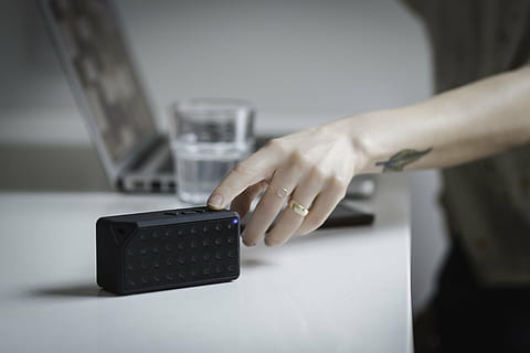 la personne, émouvant, orateur, blanc, table, personnes, main, bague, brouiller, noir, Bluetooth, portable, téléphone, travail, Bureau, main humaine, affaires, partie du corps humain, adulte, une personne, à l'intérieur, la communication, fermer, La technologie, femmes, lien, se concentrer sur le premier plan, jeune adulte, affaire d'entreprise, femme d'affaires, verre, mise au point sélective, doigt, clavier, 4K, CC0, domaine public, libre de droits