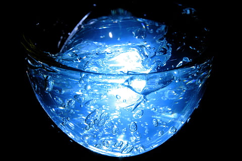 avvicinamento, fotografia, bicchiere, liquido, astratto, modello, bolla, far cadere, macro, nessuno, modello astratto, struttura, design, sfondo, colore vivido, orizzontale, luce, copia spazio, messa a fuoco selettiva, immagine a colori, bellissimo, sfondi, dettaglio, luci, blu, acqua, sfondo nero, in casa, girato in studio, natura, vetro - materiale, trasparente, sfera, attrezzature domestiche, forma, rinfresco, singolo oggetto, bere, ritagliare, purezza, 4K, CC0, dominio pubblico, privo di copyright