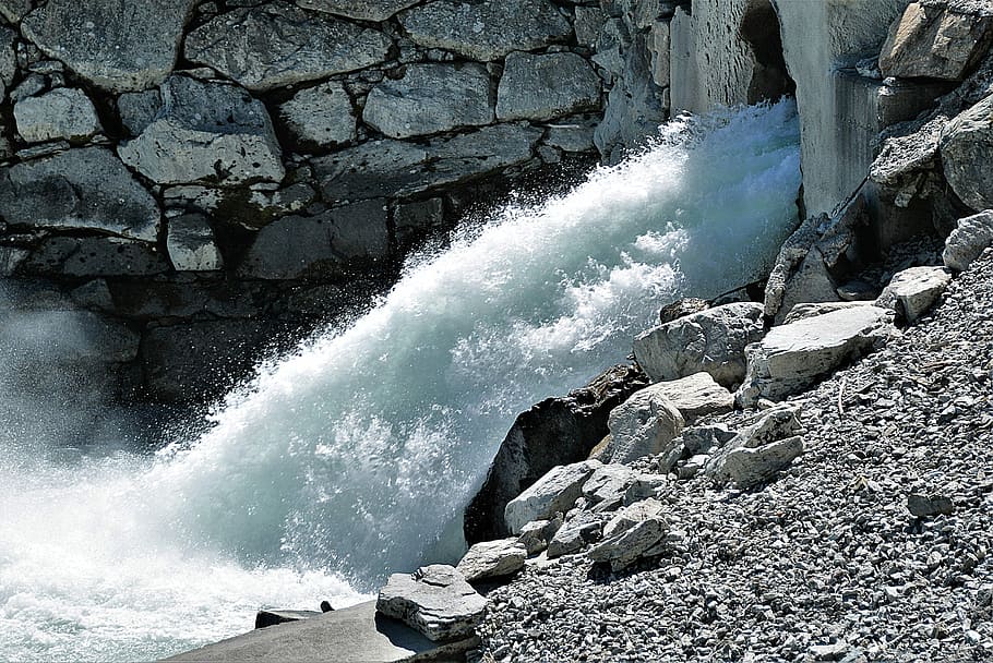 aigua, furiosa, rierol, aigües, flux, cascada, murmuri, esprai, bach, rock, rock - object, sòlid, moviment, mar, bellesa a la natura, poder, poder a la natura, naturalesa, esquitxades, cap gent, esport aquàtic, esport, dia, exposició llarga, escenics - natura, formació de roca, trencament, a l'aire lliure, aigua que flueix, colpejar, que flueix, 4K