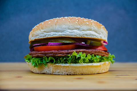 ekmek, Hamburger, yemek yiyor, kahvaltı, Gıda, Rulo, domates, marul, burger, damak zevki, lezzetli, sandviç, Amerika, salatalık, Fast food, yenilebilir, yemek, peynir, yiyecek ve içecek, yemeye hazır, içeriye, sağlıklı beslenme, sebze, tazelik, insansız, topuz, kapatmak, meyve, yemek çıkar, abur cubur, 5K, CC0, kamu malı, telif ücretsiz