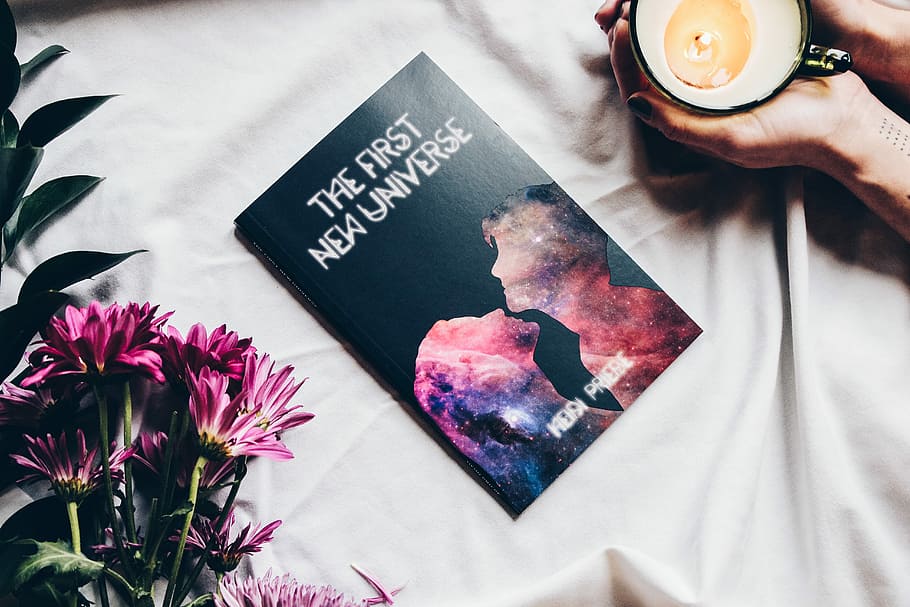 primo, nuovo, libro dell'universo, bianca, tessile, stellato, lettura, fiore, libro, flatlay, candela, mano, amore, spazio, notte, blu, viola, rosa, conoscenza, superiore, splendore, amante, donna, comunicazione, una persona, testo, mano umana, parte del corpo umano, pianta fiorita, sceneggiatura occidentale, in casa, detenzione, vista dall'alto, tavolo, avvicinamento, pianta, persone reali, natura, scrittura, freschezza, dito, Messaggio, 5K