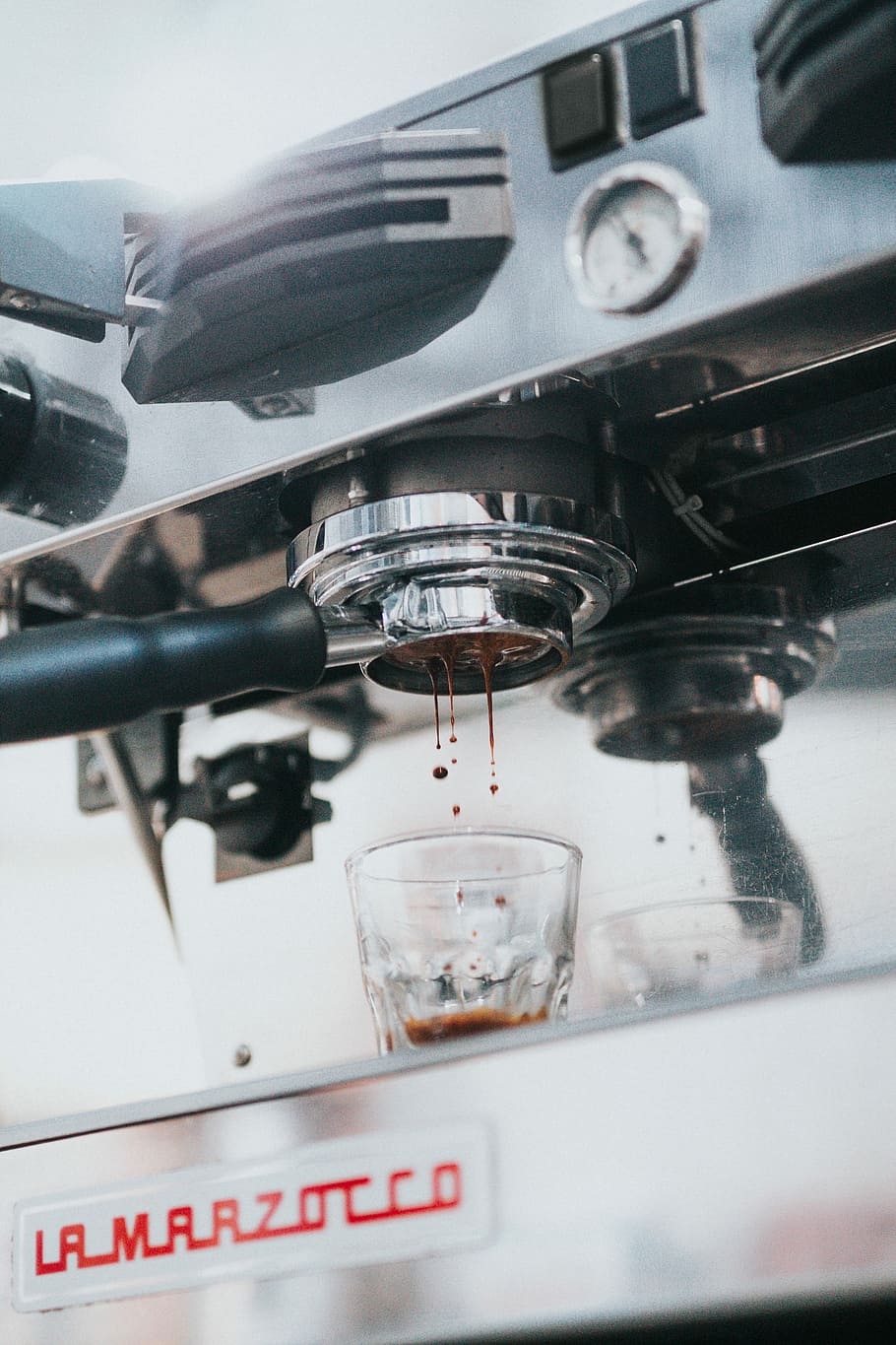 เลือก, โฟกัสภาพ, เครื่องชงกาแฟ, เครื่องจ่ายกาแฟ, กระจก, กาแฟ, เครื่อง, เอสเพรสโซ, ถ้วย, หยด, โหมดการขนส่ง, การขนส่ง, ใกล้ชิด, ไม่มีคน, แก้ว - วัสดุ, เลือกโฟกัส, โลหะ, เครื่องจักรกล, ตกแต่งภายในรถยนต์, วัน, รถ, โปร่งใส, จำนวน, ในบ้าน, การสื่อสาร, ยานพาหนะบก, ธรรมชาติ, กระจกหน้ารถ, การขนส่งสาธารณะ, เครื่องใช้, 4K