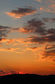 tramonto, rosso, nuvole, camoscio, Bratislava, trasmettitore, arancia, nuvola - cielo, cielo, colore arancione, bellezza nella natura, silhouette, scenics - natura, scena tranquilla, la tranquillità, natura, scena non urbana, nessuno, idilliaco, ambiente, cielo drammatico, paesaggio, all'aperto, montagna, terra, maestoso, 4K, CC0, dominio pubblico, privo di copyright
