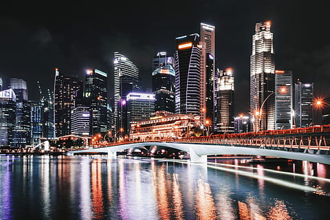 bianca, calcestruzzo, ponte, illuminato, alto, sorgere edifici, ore notturne, grattacieli, notte, paesaggio urbano, skyline urbano, fiume, architettura, scena urbana, grattacielo, distretto del centro, riflessione, crepuscolo, posto famoso, struttura costruita, moderno, città, esterno dell'edificio, acqua, edificio per uffici, attività commerciale, costruzione, ponte - struttura fatta dall'uomo, mezzi di trasporto, edificio per uffici esterno, alto - alto, connessione, lungomare, cielo, nessuno, all'aperto, distretto finanziario, 5K, CC0, dominio pubblico, privo di copyright