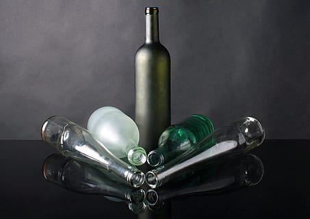 flere glasflasker, glas, flasken, sammensætning, studie, en flaske, stilleben, Foto, lys, sort, baggrund, mørk, flasker, hvid, grøn, farve, flaske, beholder, indendørs, mad og drikke, glas - materiale, grøn farve, ingen mennesker, studio skud, bord, tæt på, gruppe af objekter, vinflaske, afspejling, gennemsigtig, valg, variation, alkohol, metal, lille gruppe af objekter, 2K, CC0, offentligt domæne, royaltyfrie