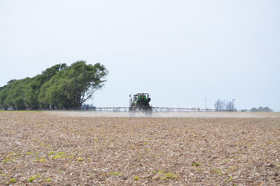 máquina, aplicando, en el campo, planta, árbol, tierra, cielo, campo, naturaleza, día, agricultura, granja, vehículo terrestre, paisaje, escena rural, ambiente, transporte, nadie, maquinaria, copia espacio, modo de transporte, maquinaria de agricultura, cielo limpio, al aire libre, 1080P