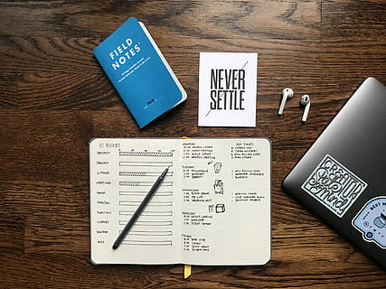 æble airpods, macbook, feltet notater bog, notesbog, pen, noter, bærbar, bord, træ - materiale, meddelelse, tekst, indendørs, direkte over, vestlige script, forretning, finansiere, ingen mennesker, teknologi, høj vinkel visning, trådløs teknologi, stilleben, håndskrift, nummer, kreditkort, papir, skrivebord, note pad, trækorn, 4K, CC0, offentligt domæne, royaltyfrie