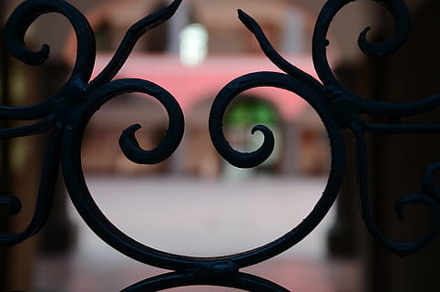 deur-, backlight, glimlach, metaal, smeedijzer, focus op de voorgrond, detailopname, geen mensen, poort, zwarte kleur, cirkel, geometrische vorm, vorm, ontwerp, veiligheid, patroon, ijzer - metaal, architectuur, bescherming, overladen, barrière, ijzer, 4K, CC0, publiek domein, royaltyvrij