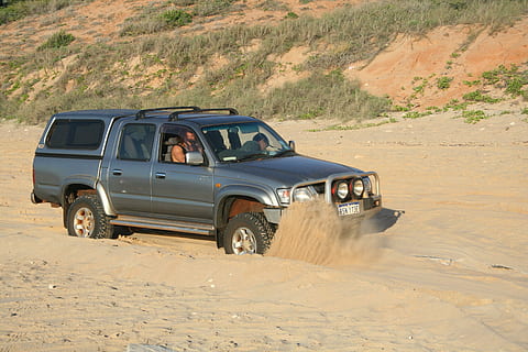 platja, sorra, 4wd, mar, enganxat, platja, sorra, cotxe, transport, vehicle tot terreny, 4x4, vehicle terrestre, desert, manera de transport, automòbil, terra, dia, vehicle utilitari esportiu, paisatge, naturalesa, medi ambient, llum solar, viatjar, carretera, cap gent, a l'aire lliure, clima àrid, clima, pols, 2K, CC0, domini públic, lliure de regalies
