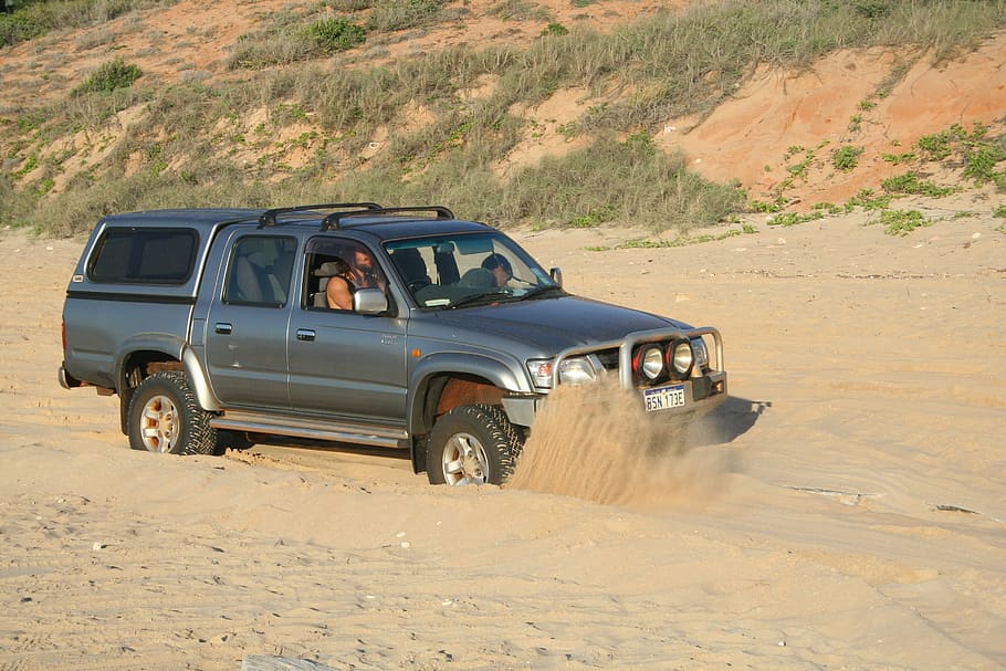 platja, sorra, 4wd, mar, enganxat, platja, sorra, cotxe, transport, vehicle tot terreny, 4x4, vehicle terrestre, desert, manera de transport, automòbil, terra, dia, vehicle utilitari esportiu, paisatge, naturalesa, medi ambient, llum solar, viatjar, carretera, cap gent, a l'aire lliure, clima àrid, clima, pols, 2K