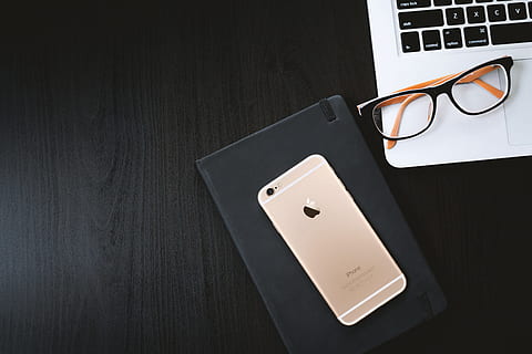 iphone, smartphone, bærbar, notesbog, apple enheder, mobiltelefon, computer, apparat, elektronik, briller, industri, tastatur, bord, teknologi, ingen mennesker, indendørs, forbindelse, trådløs teknologi, computerudstyr, meddelelse, stilleben, studio skud, sort farve, bærbar informationsenhed, høj vinkel visning, forretning, kopiere plads, træ - materiale, direkte over, sort baggrund, læsebriller, personlige tilbehør, 4K, CC0, offentligt domæne, royaltyfrie