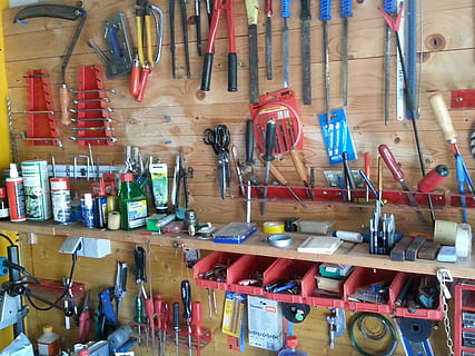 Werkstatt, Kunst, Hobby, Werkzeug, Arbeitsgerät, Ausrüstung, reparieren, Baugewerbe, Holz - Material, Arbeiten, Besetzung, große gruppe von gegenständen, Wahl, Variation, drinnen, Stillleben, keine Leute, Handwerkzeug, Anordnung, Fülle, Sammlung, Auftrag, zu verkaufen, mehrfarbig, Nahansicht, Schraubenzieher, Container, Handsäge, 2K, CC0, gemeinfrei, lizenzfrei