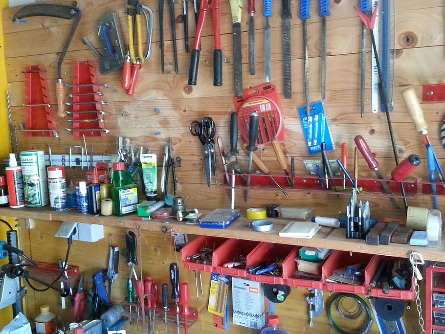 Werkstatt, Kunst, Hobby, Werkzeug, Arbeitsgerät, Ausrüstung, reparieren, Baugewerbe, Holz - Material, Arbeiten, Besetzung, große gruppe von gegenständen, Wahl, Variation, drinnen, Stillleben, keine Leute, Handwerkzeug, Anordnung, Fülle, Sammlung, Auftrag, zu verkaufen, mehrfarbig, Nahansicht, Schraubenzieher, Container, Handsäge, 2K