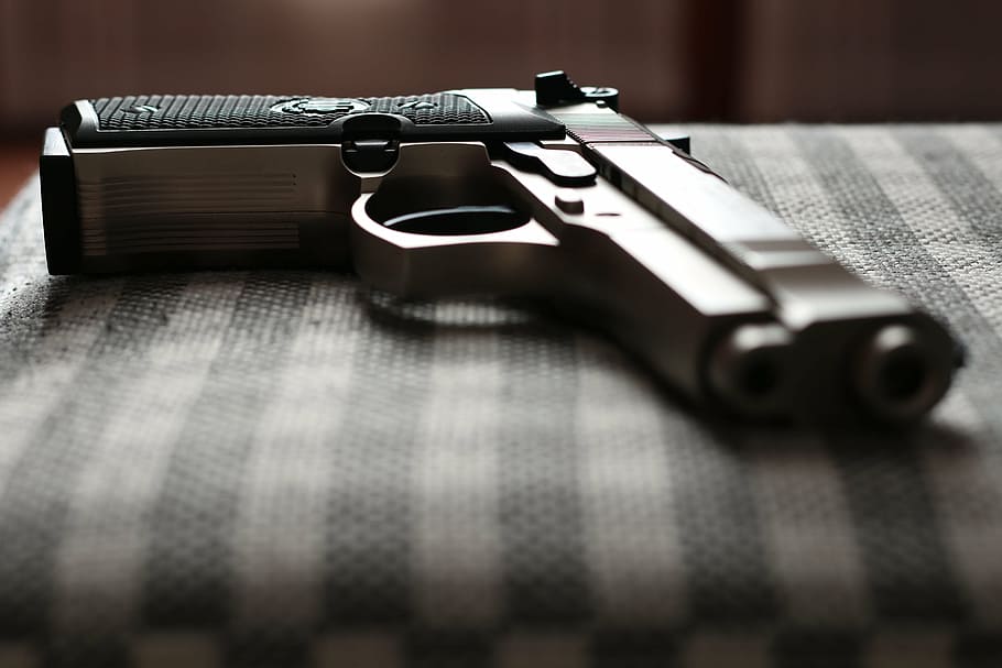 pistola, Armi, esercito, arma, messa a fuoco selettiva, nessuno, in casa, avvicinamento, proiettile, crimine, questioni sociali, sicurezza, singolo oggetto, aggressione, violenza, legge, protezione, pubblicazione, comunicazione, tavolo, metallo, due oggetti, acciaio, 5K
