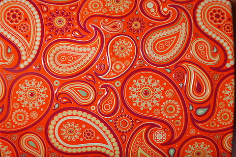 taronja, blanc, patró de paisley, patró, vermell, groc, ornament, ornaments, metàl·lic, colorit, color, fons, art i artesania, marc complet, disseny, cap gent, repetició, tèxtil, a l'interior, artesania, primer pla, decoració, motiu floral, creativitat, multicolor, gran grup d'objectes, arranjament, costat a costat, estructura construïda, ornamentat, 5K, CC0, domini públic, lliure de regalies