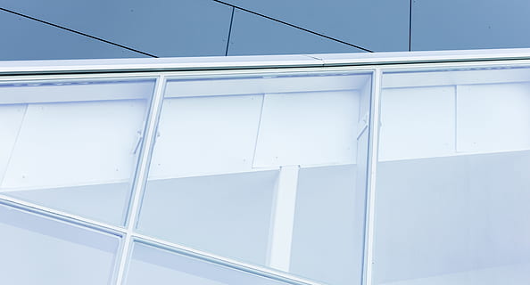 vicino, vista, costruzione, buio, esterno, grande, bianco-incorniciato, bianca, finestre, taglio, attraverso, angolo, Senza titolo, lavoro, giocare, finestra, vetro - materiale, architettura, moderno, in casa, struttura costruita, edificio per uffici, blu, attività commerciale, nessuno, riflessione, industria di costruzioni, soffitto, architettura ed edifici, giorno, all'aperto, avvicinamento, cielo, esterno dell'edificio, facciata, ufficio, Colore bianco, modello, natura, astratto, copia spazio, pulito, edificio per uffici esterno, acciaio, lega, color argento, 5K, CC0, dominio pubblico, privo di copyright