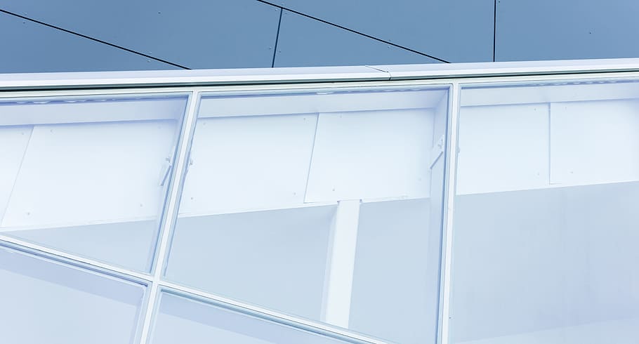 vicino, vista, costruzione, buio, esterno, grande, bianco-incorniciato, bianca, finestre, taglio, attraverso, angolo, Senza titolo, lavoro, giocare, finestra, vetro - materiale, architettura, moderno, in casa, struttura costruita, edificio per uffici, blu, attività commerciale, nessuno, riflessione, industria di costruzioni, soffitto, architettura ed edifici, giorno, all'aperto, avvicinamento, cielo, esterno dell'edificio, facciata, ufficio, Colore bianco, modello, natura, astratto, copia spazio, pulito, edificio per uffici esterno, acciaio, lega, color argento, 5K