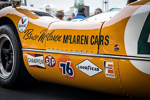 Nahansicht, Fotografie, Orange, McLaren Auto, Gelb, Rennen, Auto, Aufkleber, Rennauto, Geschwindigkeit, Sport, Sportrennen, Wettbewerb, Motorsport, Landfahrzeug, Sportwagen, Leitartikel, Transport, Motor, Taxi, Tag, draußen, Transportmittel, Kommunikation, Text, zufällige Menschen, westliche Schrift, Nummer, Kraftfahrzeug, Stadt, Fokus auf den Vordergrund, Straße, Zeichen, die Architektur, Rad, 5K, CC0, gemeinfrei, lizenzfrei