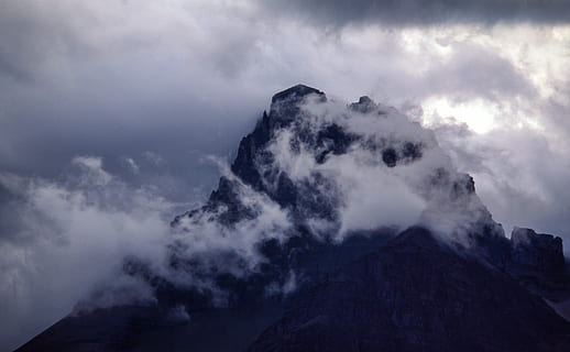 scogliera di montagna, nuvole, aereo, fotografia, nebbioso, montagna, nube, picco, cima della montagna, luce del sole, sole, luce, luce naturale, all'aperto, paesaggio, nuvola - cielo, cielo, bellezza nella natura, scenics - natura, catena montuosa, natura, ambiente, geologia, fumo - struttura fisica, nessuno, scena non urbana, picco di montagna, Cloudscape, roccia, scena tranquilla, nebbia, geografia fisica, potere in natura, 5K, CC0, dominio pubblico, privo di copyright