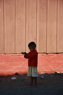 niño, inquisitivo, sensible, una persona, infancia, gente real, longitud total, estilos de vida, en pie, ropa casual, muchachos, actividad de ocio, pared - característica de la construcción, machos, arquitectura, estructura construida, hombres, día, chicas, hembras, inocencia, al aire libre, 4K, CC0, dominio público, libre de derechos