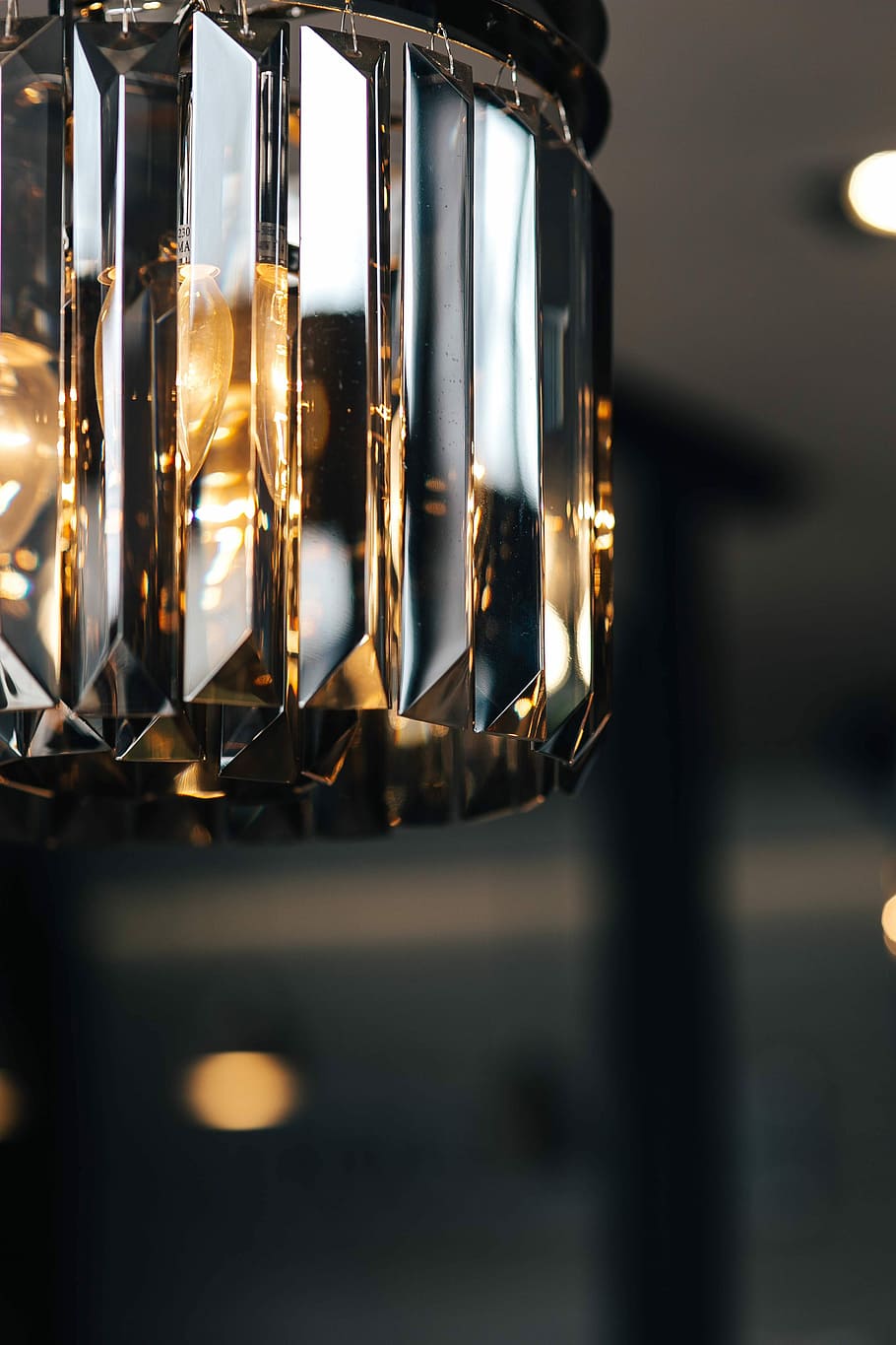 negro, araña de diseño, iluminado, bombilla, elegante, diseñador, candelabro, ligero, Rico, electricidad, lujoso, de cerca, equipo de iluminación, beber, comida y bebida, alcohol, nadie, adentro, material de vidrio, metal, transparente, naturaleza muerta, maquinaria, centrarse en primer plano, color dorado, refresco, enfoque selectivo, mesa, fabricación, vaso, forma, cafetería, 4K