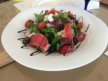 tomate, salada, jantar, vegetal, placa, comida e bebida, Comida, pronto para comer, frescura, mesa, dentro de casa, visão de alto ângulo, bem-estar, Alimentação saudável, porção, ainda vida, ninguém, carne, fechar-se, fruta, refeição, guarnição, enfeite, adorno, comida grega, tentação, 2K, CC0, domínio público, royalty free