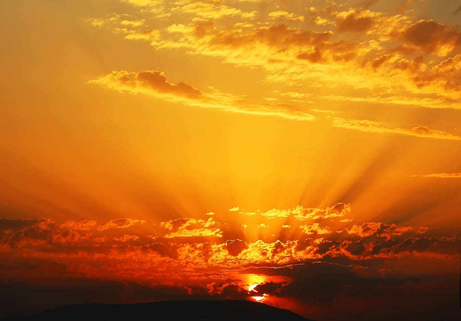 posta de sol, sol, tarda, cel, estiu, núvol - cel, color taronja, escenics - natura, bellesa a la natura, cel dramàtic, idíl·lic, naturalesa, tranquil·litat, llum solar, raig de sol, cap gent, escena tranquil·la, calor - temperatura, por, cloudscape, medi ambient, a l'aire lliure, brillant, fosc, lluminós, 4K