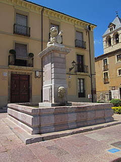 leon, monument, font, aigua, arquitectura, europa, exterior de l'edifici, estructura construïda, escultura, estàtua, art i artesania, representació, edifici, representació humana, ciutat, creativitat, semblança masculina, cap gent, naturalesa, dia, llum solar, història, el passat, 4K, CC0, domini públic, lliure de regalies