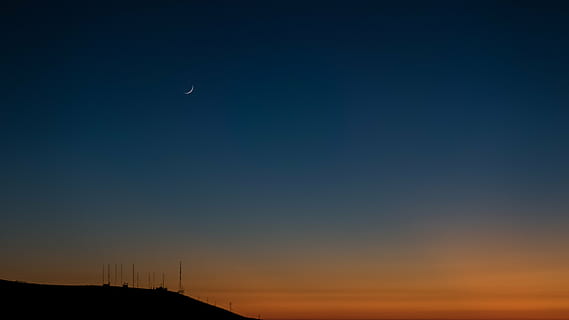 bangunan, malam, panorama, fotografi, matahari terbenam, gelap, langit, gunung, bayangan hitam, bulan, alam, pemandangan, adegan yang tenang, di luar rumah, senja, scenics - alam, keindahan di alam, ruang, sabit, astronomi, ketenangan, tidak ada orang, biru, bulan sabit, bintang - ruang, menyalin ruang, bulan planet, 5K