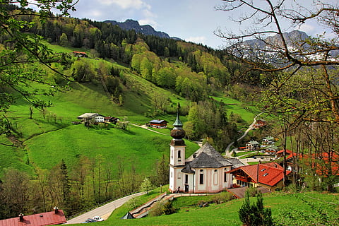 cappella, case, lontano, alberi, albero, natura, erba, paesaggio, viaggio, collina, cielo, estate, montagna, rurale, architettura, prato, turismo, Chiesa, pianta, esterno dell'edificio, struttura costruita, terra, costruzione, colore verde, Casa, scenics - natura, bellezza nella natura, campo, quartiere residenziale, ambiente, villaggio, nessuno, all'aperto, paesaggio ondulato, Cottage, Pino, 5K, CC0, dominio pubblico, privo di copyright