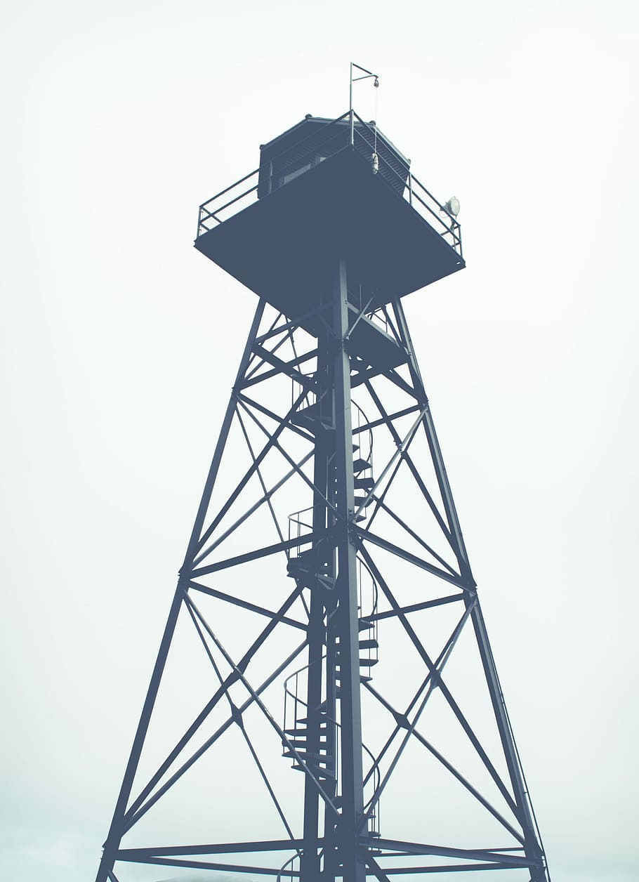 gris, fotografia a escala, torre de llum, escala de grisos, foto, comunicació, torre, tecnologia, torre de comunicacions, tecnologia sense fils, difusió, equipament, ràdio, estació, acer, equips de telecomunicacions, telèfon, vista d’angle baix, torre de vigilància, estructura construïda, cap gent, dia, arquitectura, cel, alta - alta, naturalesa, cel clar, punt d’observació, metall, a l'aire lliure, protecció, seguretat, equips d’il·luminació, Font d'alimentació, comunicacions globals, equipament elèctric, 4K