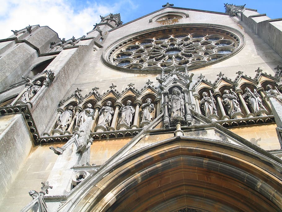abadia, passadís, arc, arquitectura, art, obra d'art, basílica, brillant, catedral, catòlic, sostre, cerimònia, aranya, capella, Crist, cristià, Església, colorit, colors, columnes, creu, corbes, fe, pis, vidre, Sant, imatge, interior, llum, brillantor, marbre, matrimoni, casar-se, ocasió, patró, pau, pew, pilar, religió, religiós, especial, espiritual, tacat, pedra, símbol, casament, fusta, adoració, estructura construïda, vista d’angle baix, exterior de l'edifici, edifici, lloc de culte, espiritualitat, creença, cap gent, dia, cel, destinacions de viatge, el passat, història, naturalesa, art i artesania, a l'aire lliure, ornamentat, talla, estil gòtic, 2K