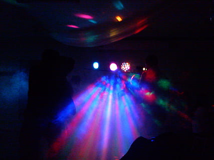 lampu, disk, disko, malam, musik, budaya seni dan hiburan, kinerja, diterangi, kenikmatan, dunia malam, multi-warna, panggung - ruang pertunjukan, tahap, peralatan penerangan, peristiwa, orang sungguhan, dalam ruangan, cahaya, balok cahaya, klub malam, fenomena cahaya - alami, orang-orang, orang banyak, konser musik populer, lampu panggung, laser, Festival musik, festival, kegembiraan, lampu disko, konser, 1080P, CC0, domain publik, bebas royalti